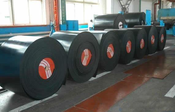 Octagonal Smooth Conveyor Belt installed in a logistics warehouse, smoothly moving packages along the conveyor line